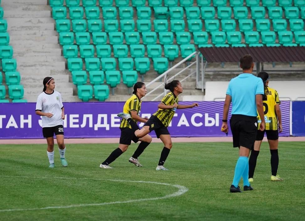 Почему мы по-прежнему верим, что женской дружбы не существует